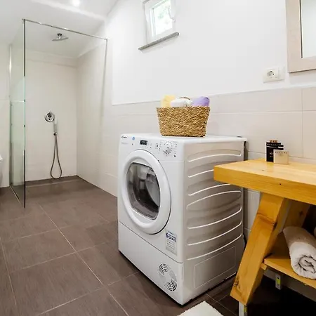 House Tamara 2041 * 로비니